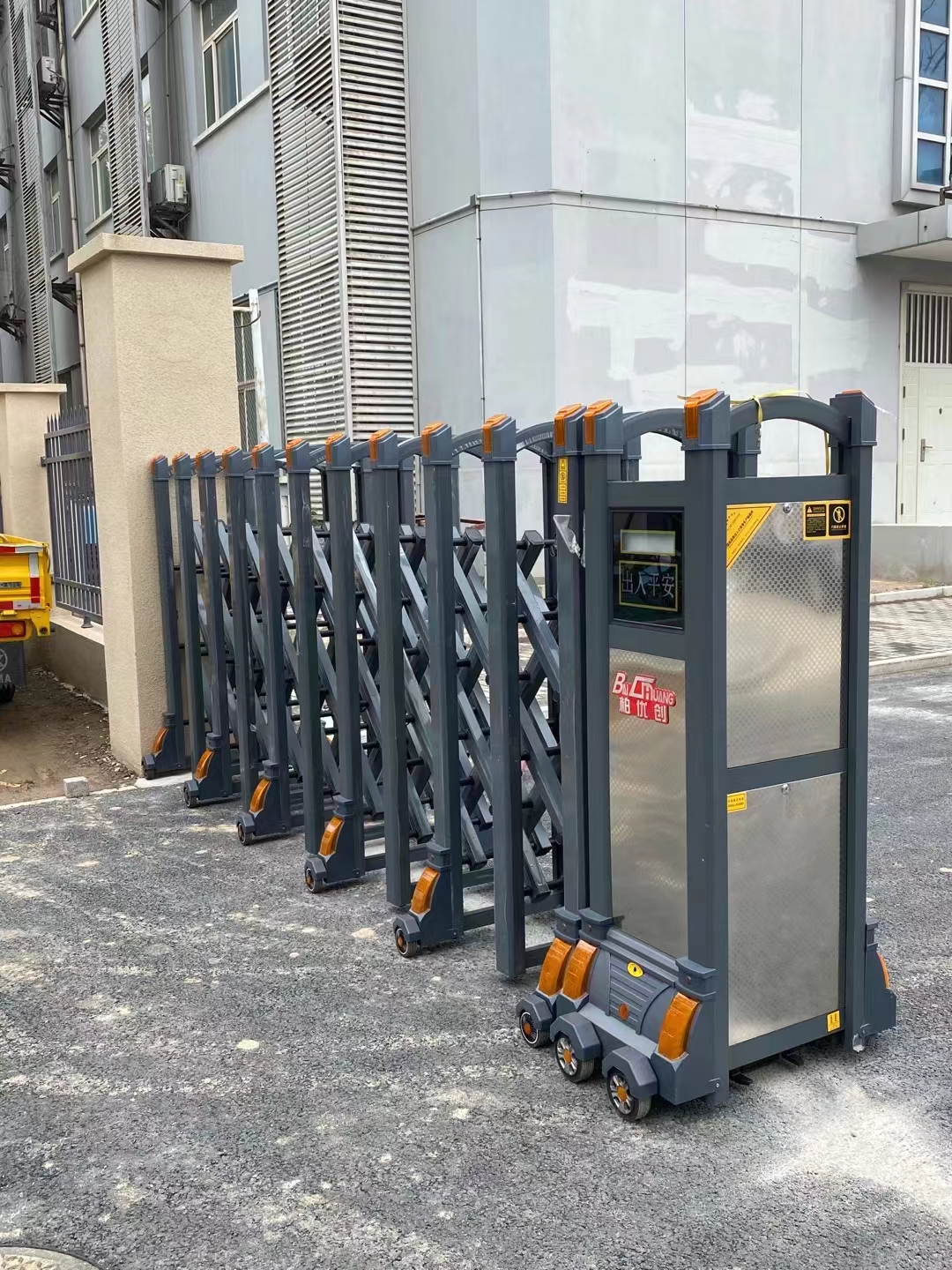 伸縮門(mén)哪里有賣  伸縮門(mén)批發(fā)價(jià)格 伸縮門(mén)報(bào)價(jià) 伸縮門(mén)報(bào)價(jià)多少錢(qián) 伸縮門(mén)報(bào)價(jià)賣多少錢(qián) 伸縮門(mén)能賣多少錢(qián)