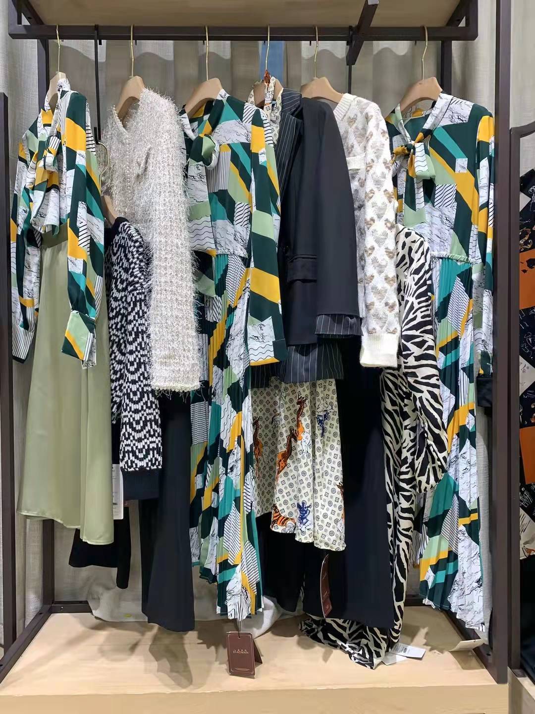 熱賣品牌女裝迪奧漫 2022 春精 品折扣女裝店尾貨庫(kù)存批發(fā)