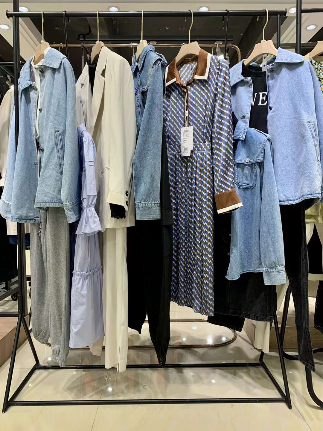 杭州時裝周品牌伊納芙 2022 春品牌女裝折扣店庫存走份批發(fā)