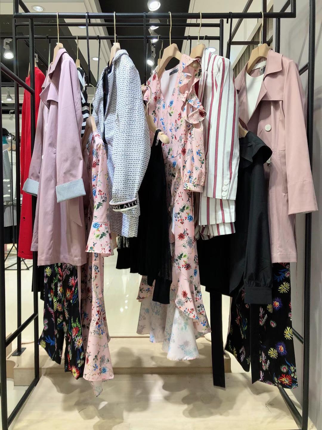 高 端輕奢女裝艾托奧22春女裝品牌撤柜正 品批發(fā)廣州女裝折扣店貨源尾貨市場