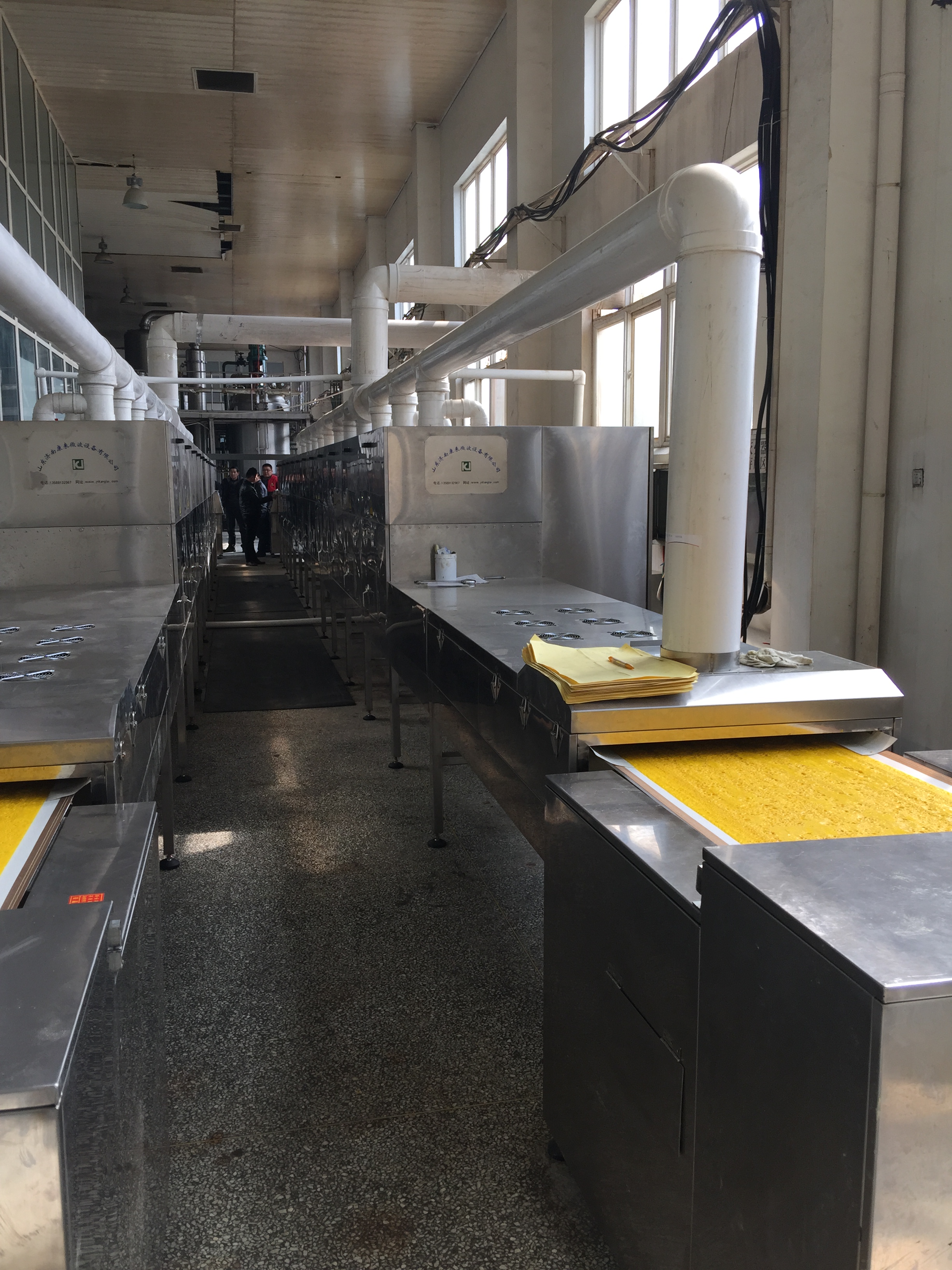 雞骨髓浸膏微波烘干設(shè)備,食品添加劑微波烘干設(shè)備