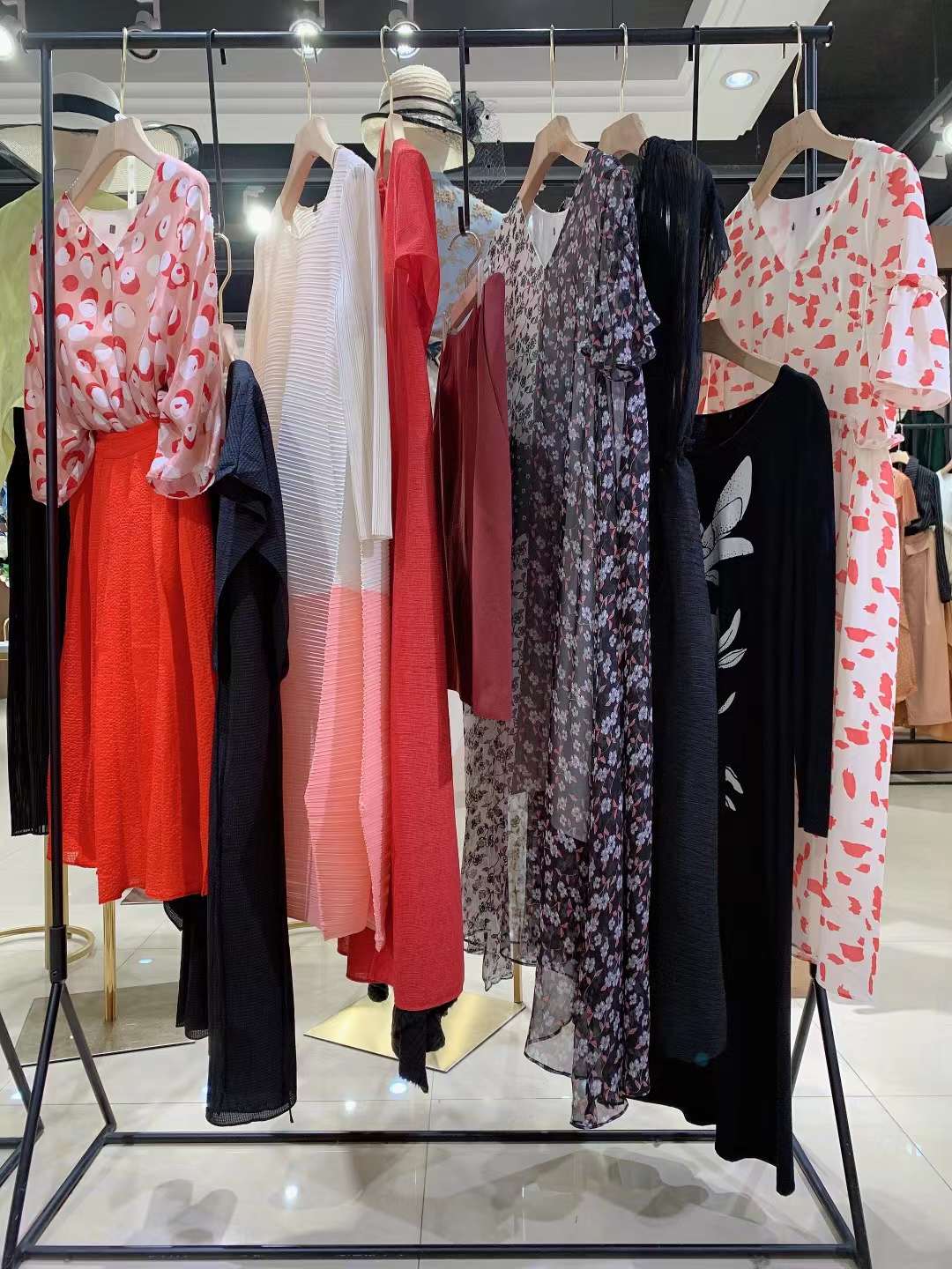 高 端女裝尾貨批發(fā)【臺繡】22夏品牌女裝一手貨源折扣走份批發(fā)渠道 剪標(biāo)折扣女裝尾貨批發(fā)