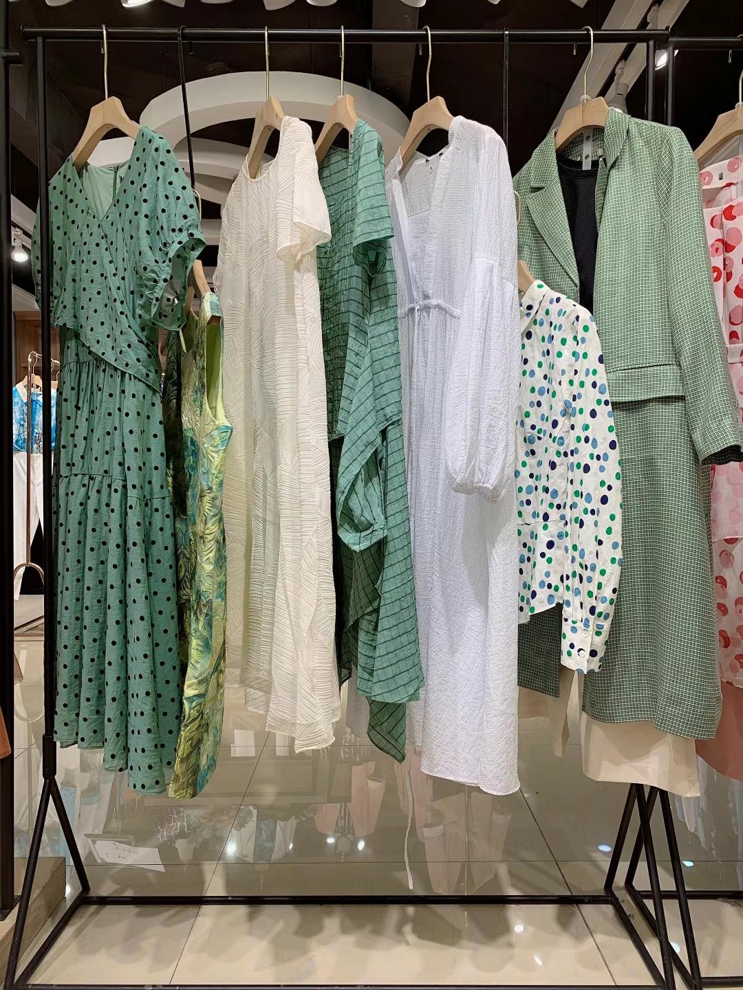 大 牌時尚女裝 臺繡 2022 夏品牌女裝折扣尾貨一手貨源庫存批發(fā)