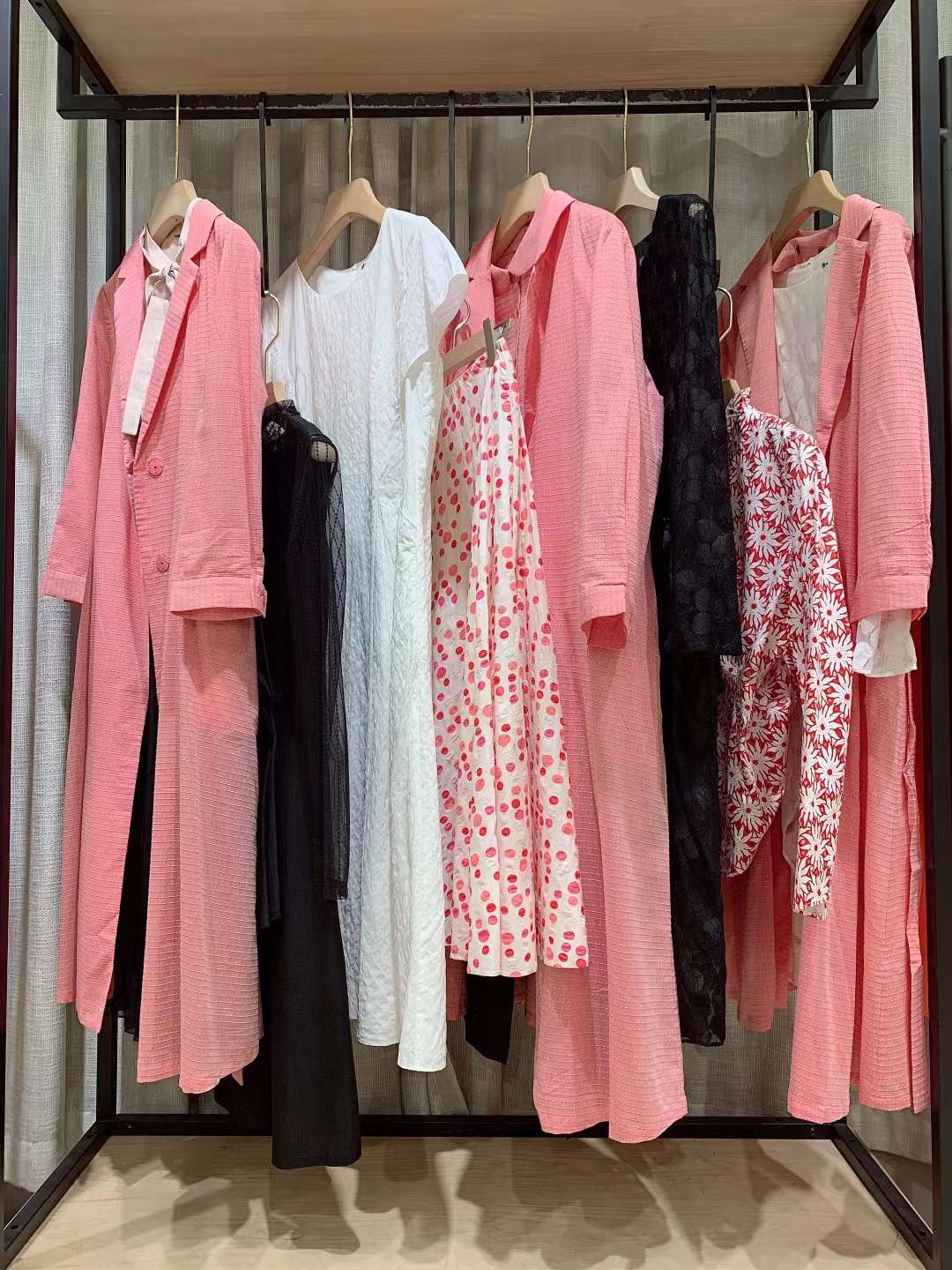 高 端女裝尾貨批發(fā)【臺繡】22夏品牌女裝一手貨源折扣走份批發(fā)渠道 剪標(biāo)折扣女裝尾貨批發(fā)