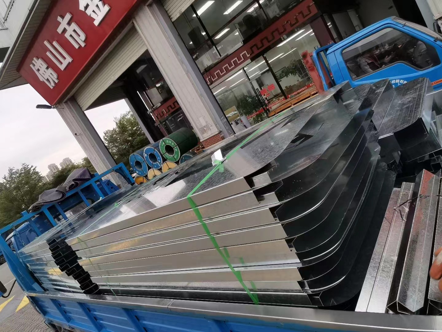 佛山標(biāo)識(shí)指示牌壓盆，標(biāo)識(shí)指示牌加工，標(biāo)識(shí)指示牌定做熱線