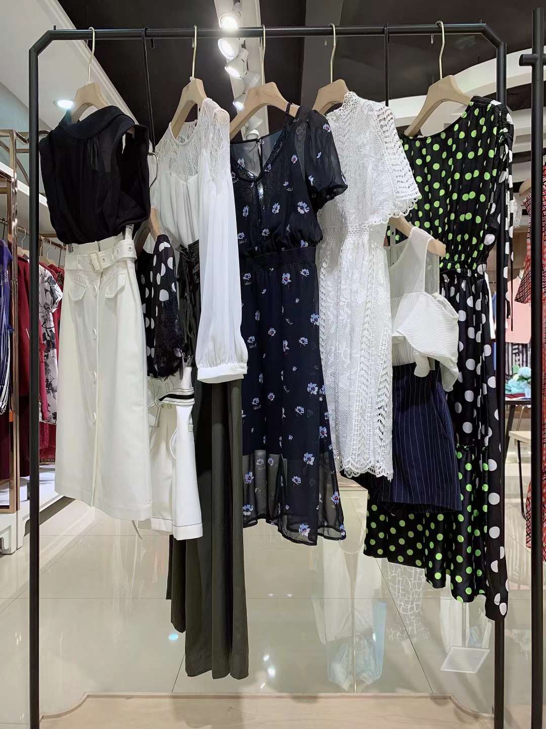 超高性價比女裝品牌珞炫2022夏上海一 線輕奢潮牌專柜下架女裝貨源批發(fā)走份 品牌折扣女裝供應貨源