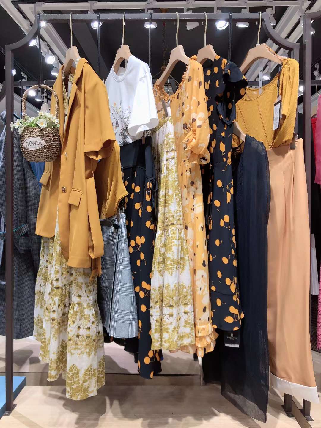 實體店直播間貨源批發(fā) 西納維思品牌女裝一手貨源折扣走份批發(fā)渠道