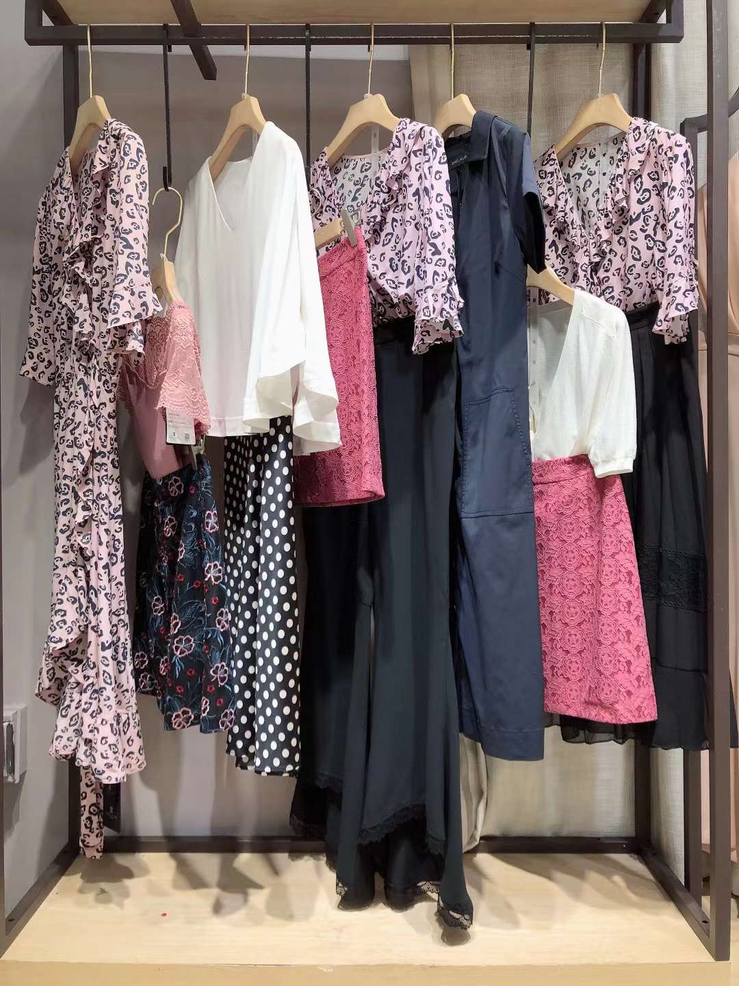 實體店直播間貨源批發(fā) 西納維思品牌女裝一手貨源折扣走份批發(fā)渠道