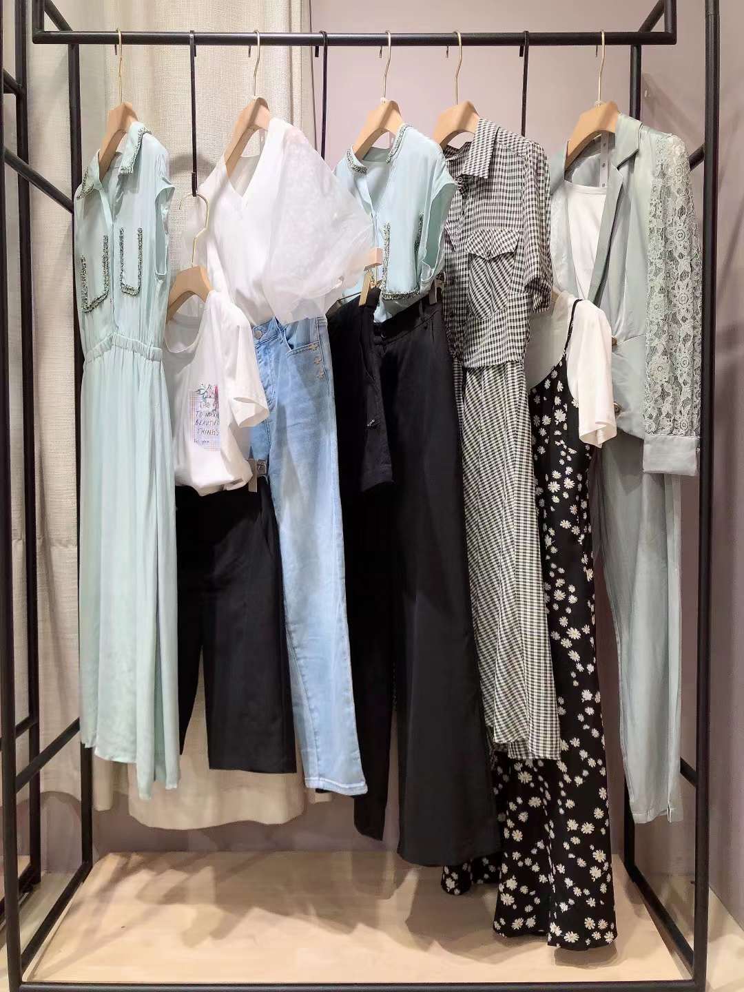 杭州時尚女裝品牌蔓諾蒂22夏品牌折扣女裝批發(fā) 品牌折扣店一折批發(fā)拿貨
