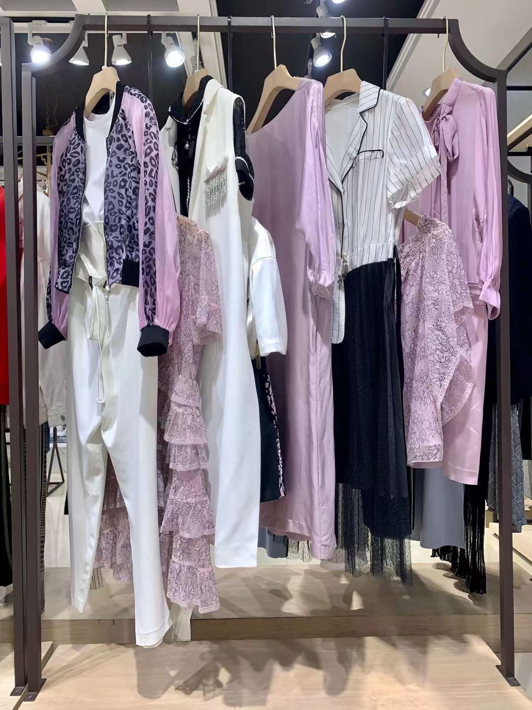 品牌女裝貨源批發(fā) 芭蒂娜22夏品牌女裝網(wǎng)店店鋪進貨貨源批發(fā) 折扣女裝直播一折拿貨