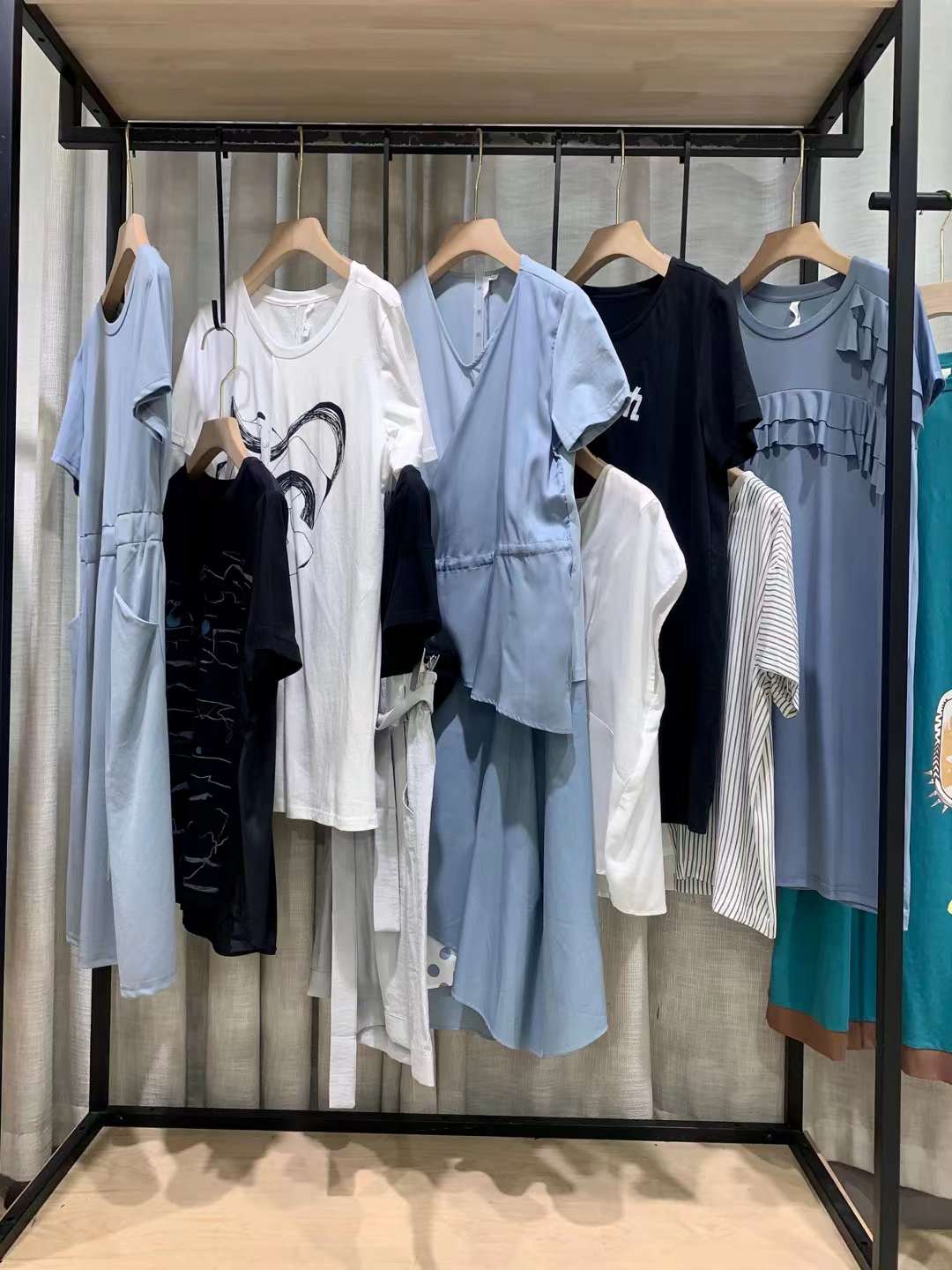 北京高 端棉麻大碼女裝述忘2022夏清倉撤柜直播實(shí)體貨源女裝尾貨走份批發(fā)