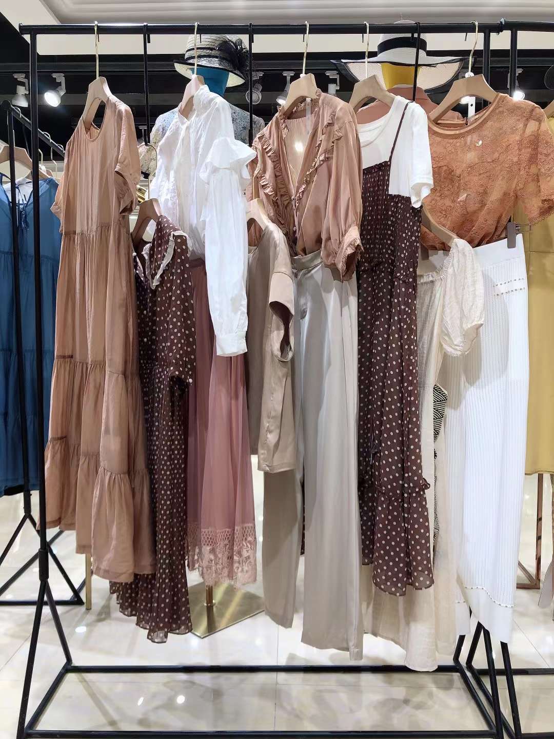 杭州時尚女裝品牌蔓諾蒂22夏品牌折扣女裝批發(fā) 品牌折扣店一折批發(fā)拿貨