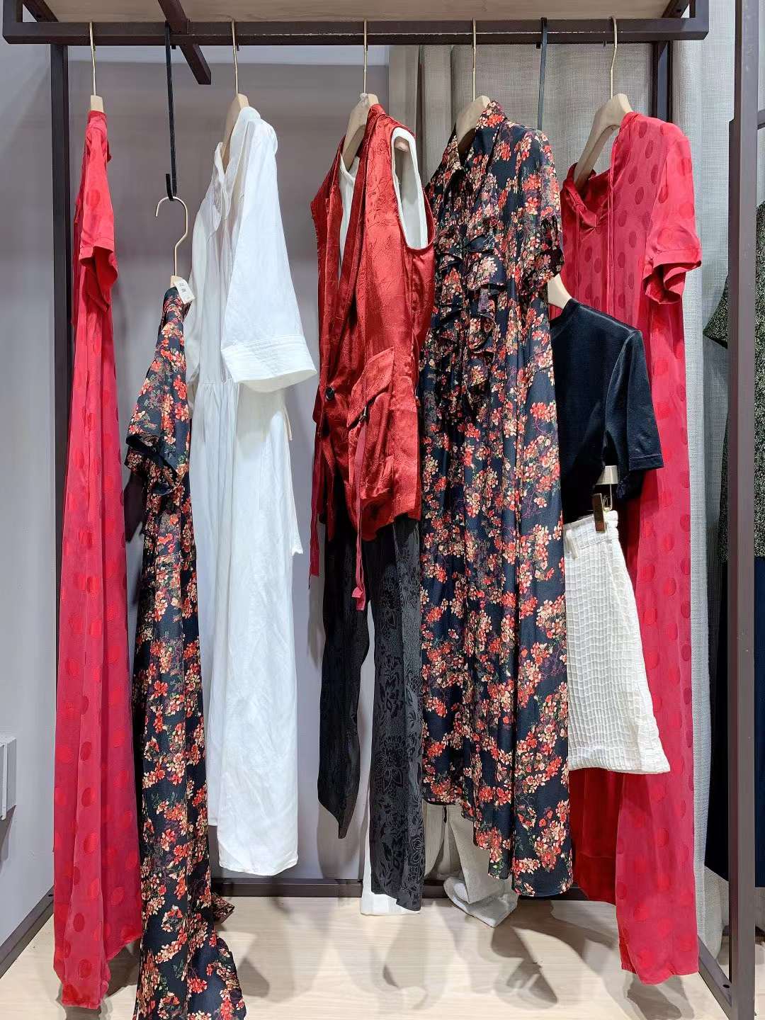知 名品牌 云鳳思儒 2022 春夏品牌折扣女裝一手貨源批發(fā)基地