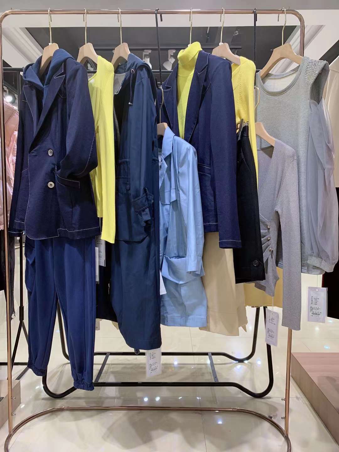 上海高端 品牌紀(jì)優(yōu)希2022秋冬精 品品牌折扣女裝尾貨貨源批發(fā)