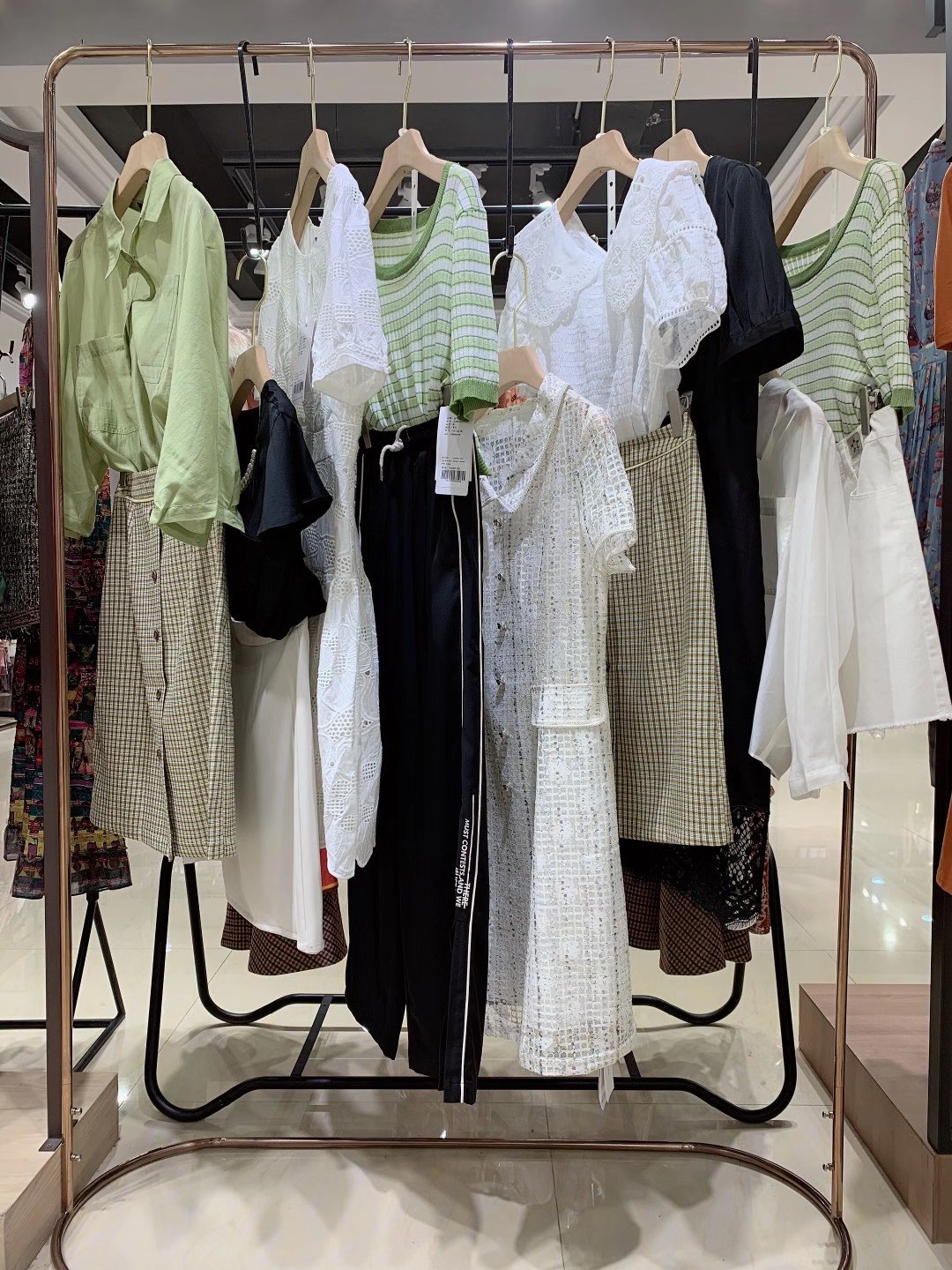 精 品品牌絲柯 2022夏品牌女裝折扣實體店進(jìn)貨渠道
