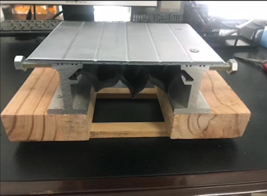 江蘇地面變形縫廠家，價(jià)格，多少錢(qián)【常熟市沙家浜鎮(zhèn)順楓工程材料廠】