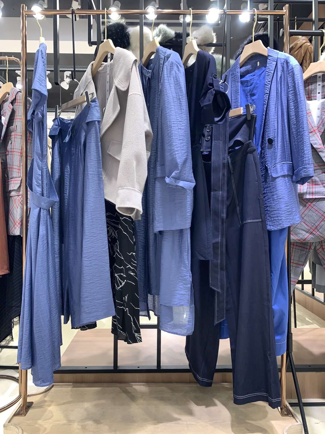 輕奢品牌圖拉 2022名品女裝折扣尾貨走份批發(fā)供應商