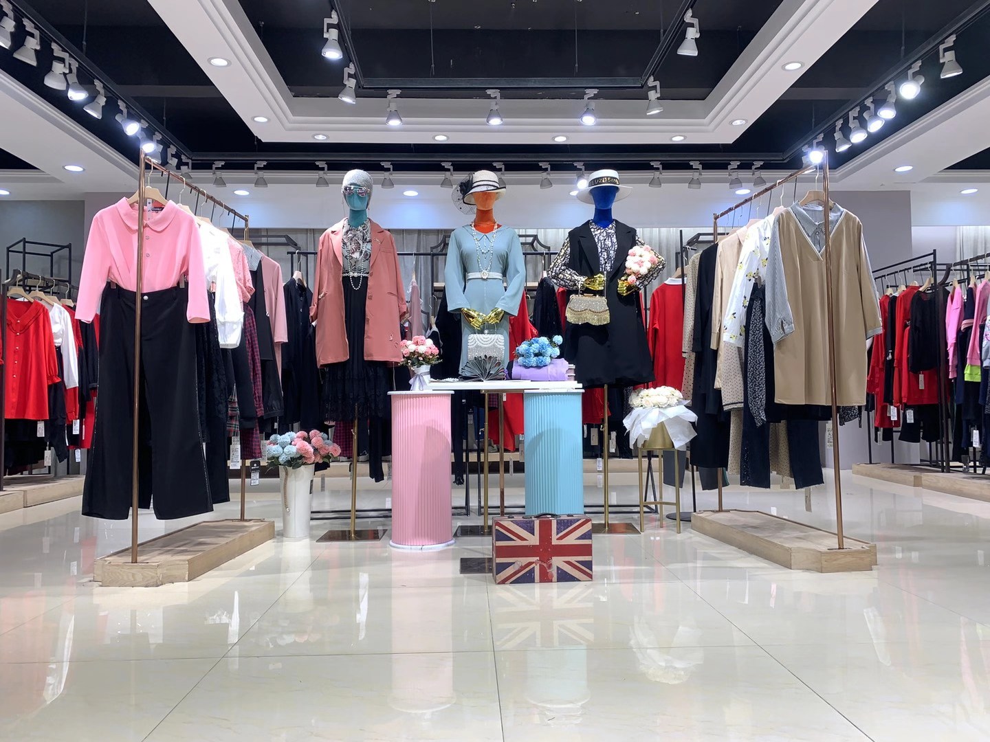 大 牌剪標品牌女權貴 族 2022品牌折扣女裝尾貨一手貨源批發(fā)