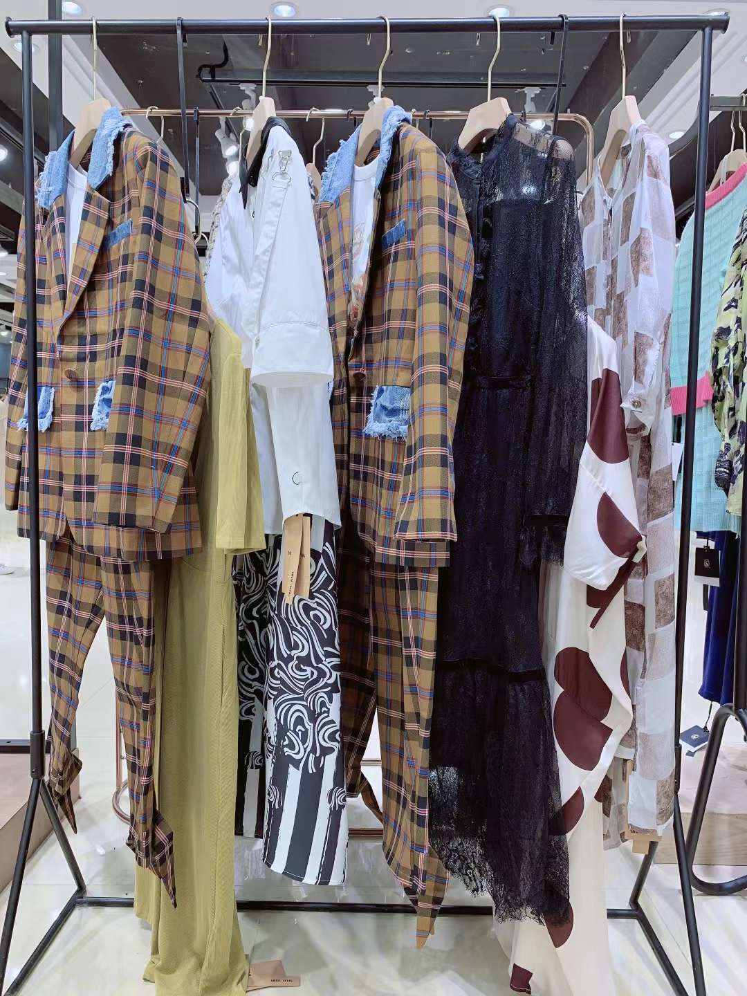 時(shí)尚潮流品牌 音色2022春品牌折扣女裝尾貨庫(kù)存一手貨源批發(fā)