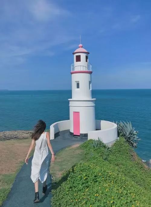 網(wǎng)紅拍照打卡景觀道具公主塔戶外浪漫唯美攝影美陳道具燈塔模型
