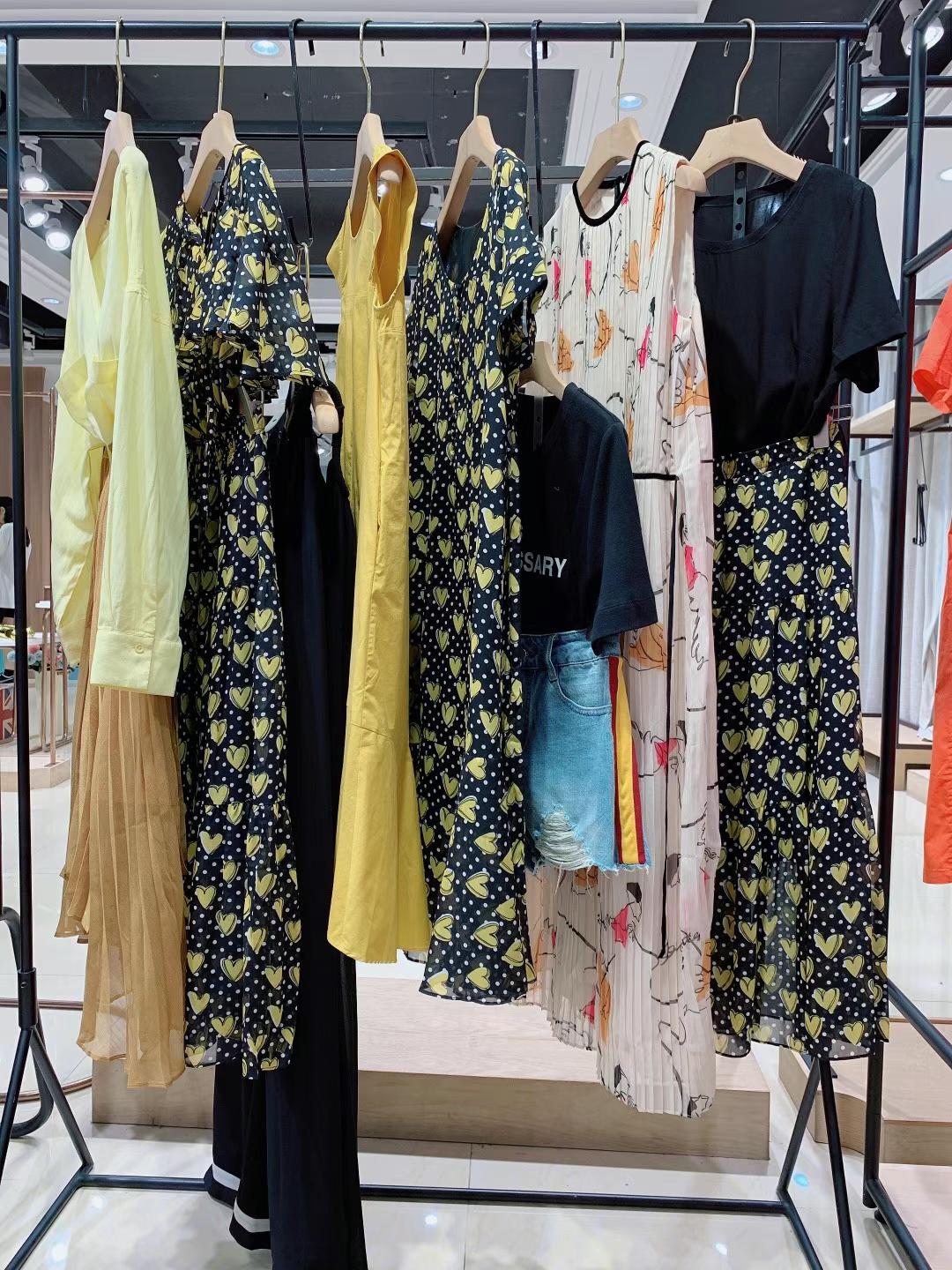 國內(nèi)品牌梵凱2022夏品牌女裝折扣尾貨工廠一手貨源批發(fā)