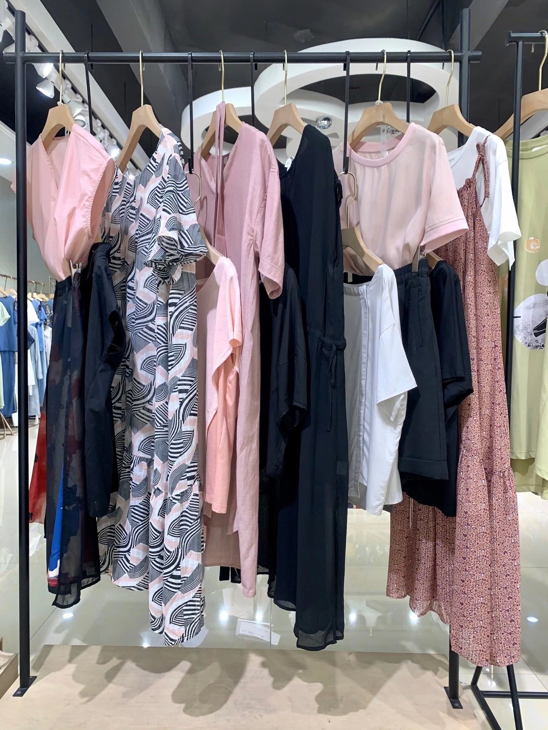 知 名女裝述忘2022夏剪 標(biāo)品牌折扣女裝尾貨貨源批發(fā)