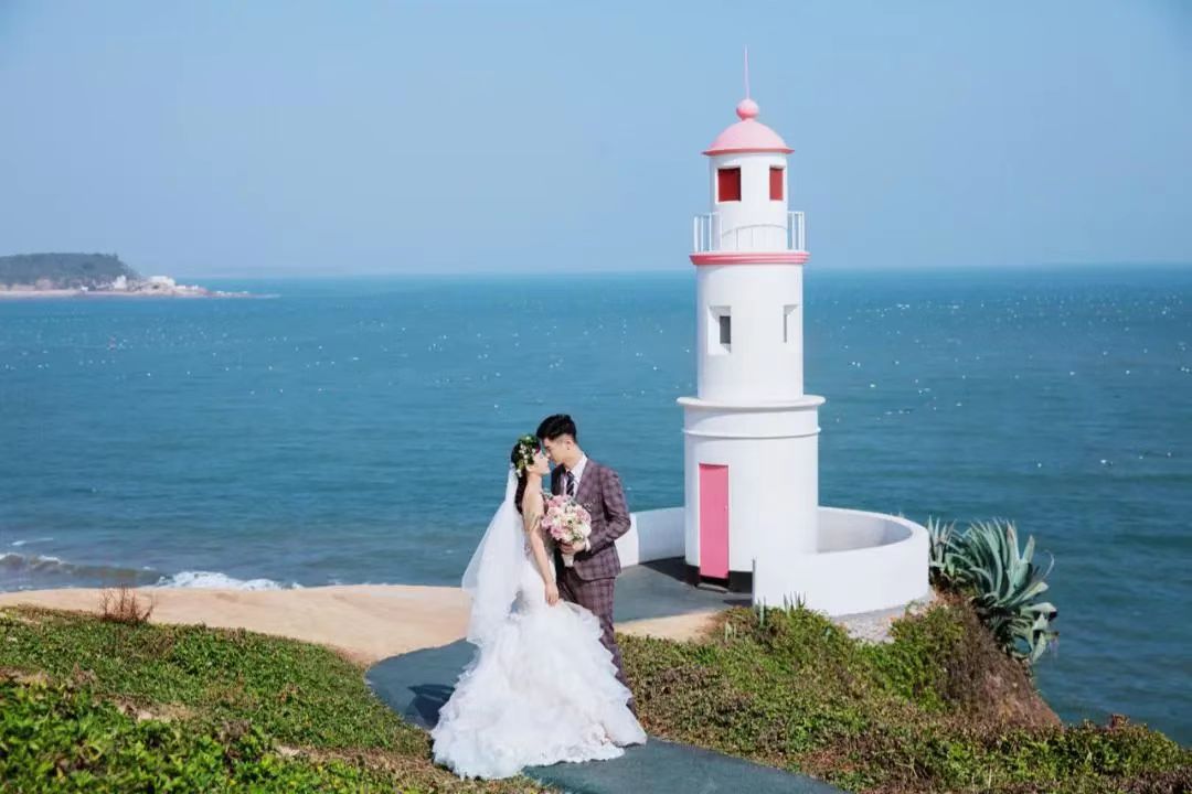 網(wǎng)紅拍照打卡景觀道具公主塔戶外浪漫唯美攝影美陳道具燈塔模型