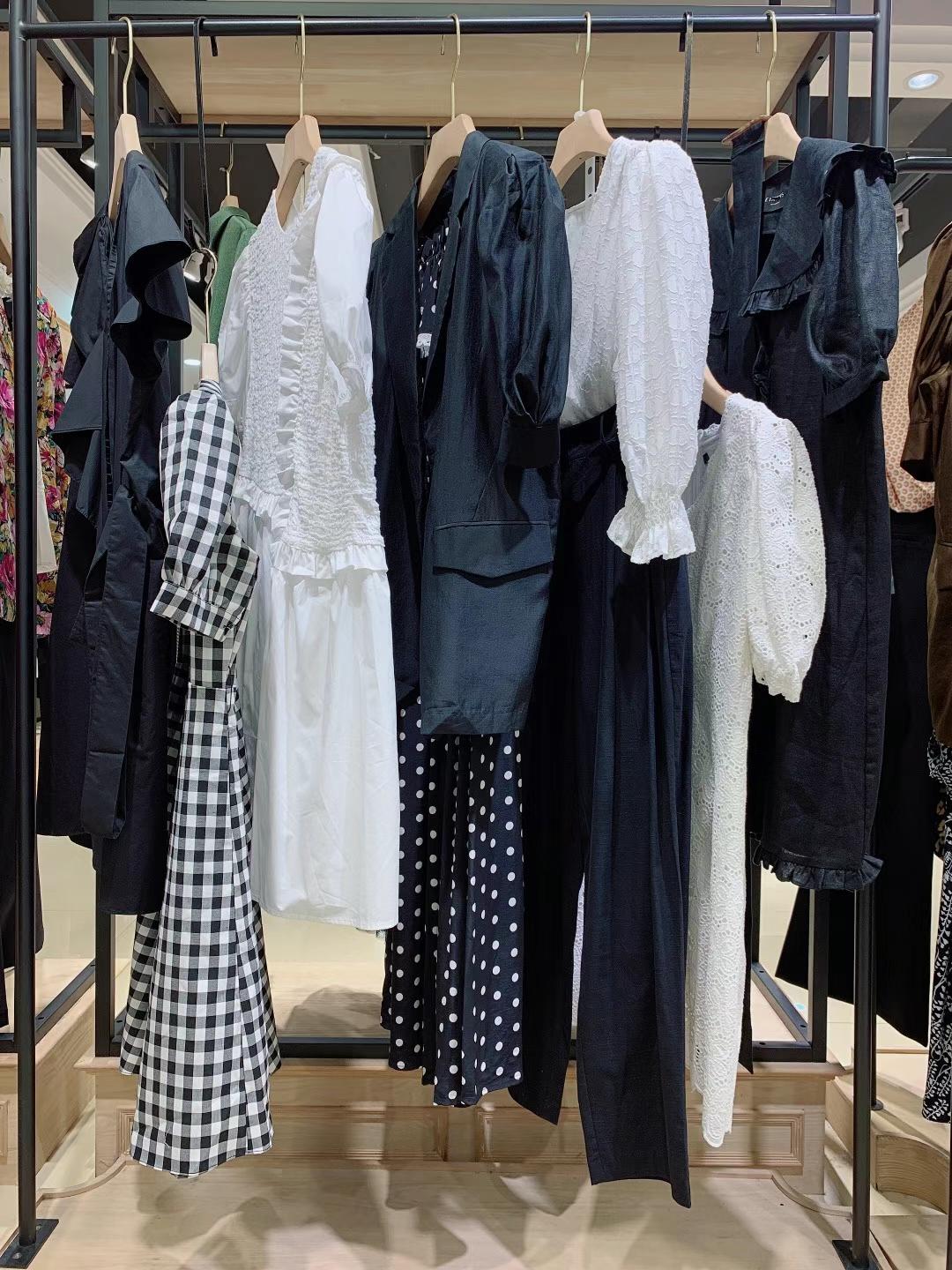 品牌撤柜女裝艾蜜雪22夏直播實(shí)體品牌折扣女裝專柜撤柜新款批發(fā)一手貨源