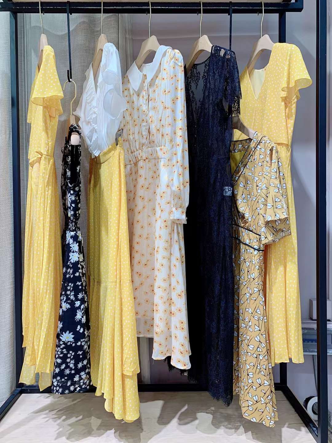 女裝實體直播間貨源批發(fā)奧睿娜2022女裝專柜尾貨折扣女裝批發(fā)