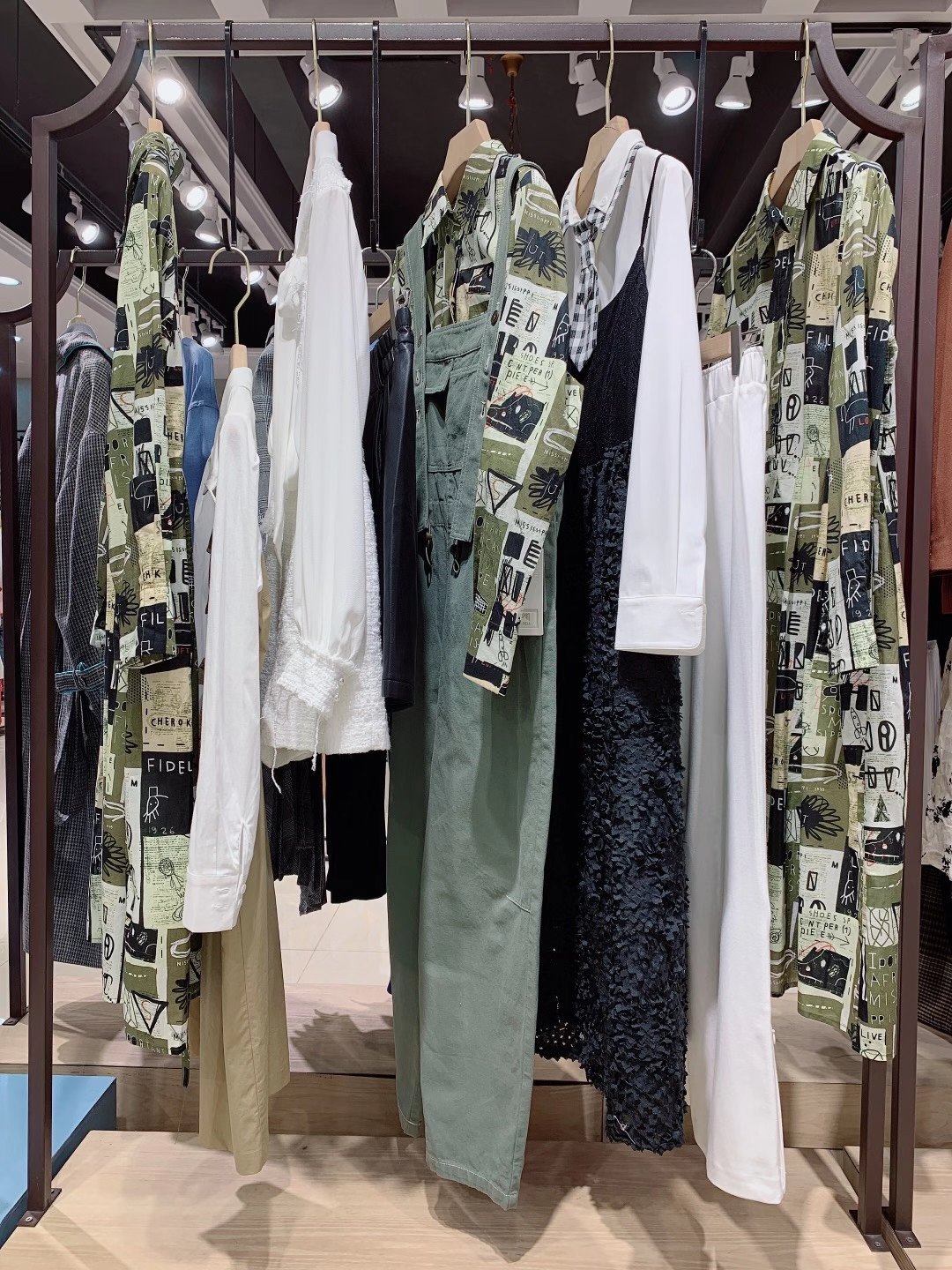 品牌蘇昔2022精 品女裝折扣店尾貨庫存進(jìn)貨渠道 撤柜品牌女裝尾貨批發(fā)