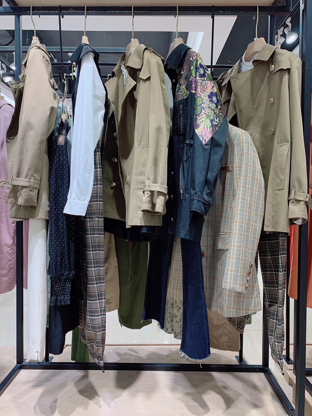 品牌妍帛2022斷碼折扣女裝尾貨庫(kù)存批發(fā) 斷碼斷款女裝服飾批發(fā)