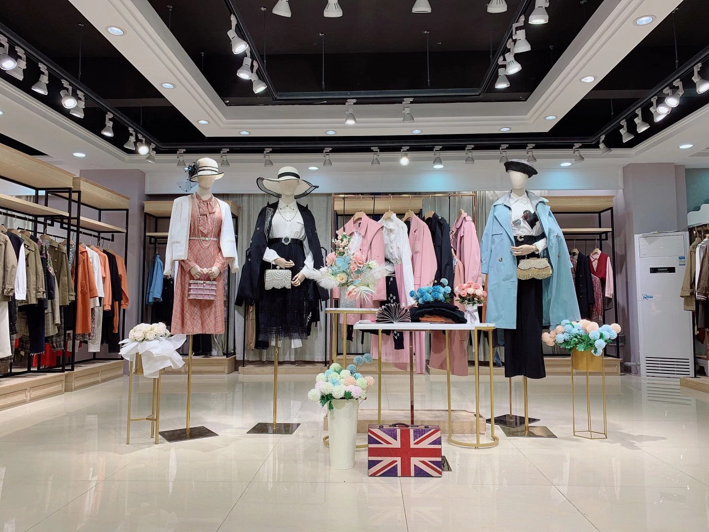 品牌妍帛2022斷碼折扣女裝尾貨庫(kù)存批發(fā) 斷碼斷款女裝服飾批發(fā)