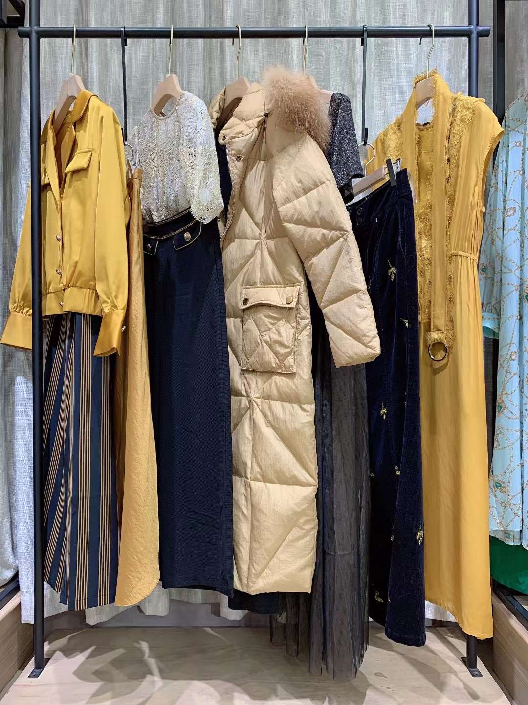 法國輕奢品牌紐方2022四季款高端 品牌女裝折扣庫存批發(fā)