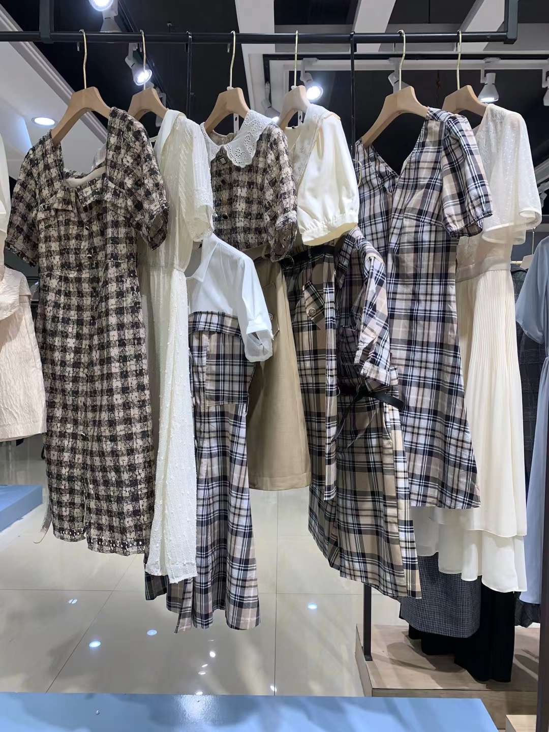 杭州品牌女裝尤西子2022尾貨服裝批發(fā)市場(chǎng) 抖音快手直播貨源批發(fā)