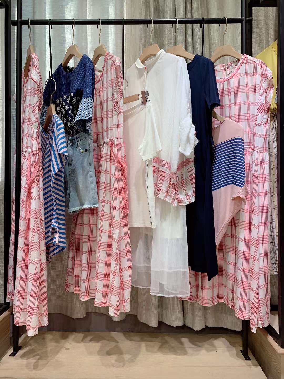 知 名女裝麗迪莎22夏女裝折扣尾貨電商直播進(jìn)貨渠道