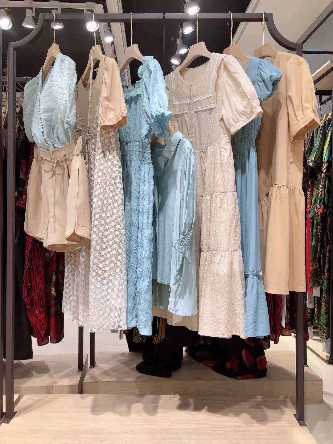 【依戀】2022年夏 連衣裙女裝折扣批發(fā) 時尚女裝庫存撤柜批發(fā)