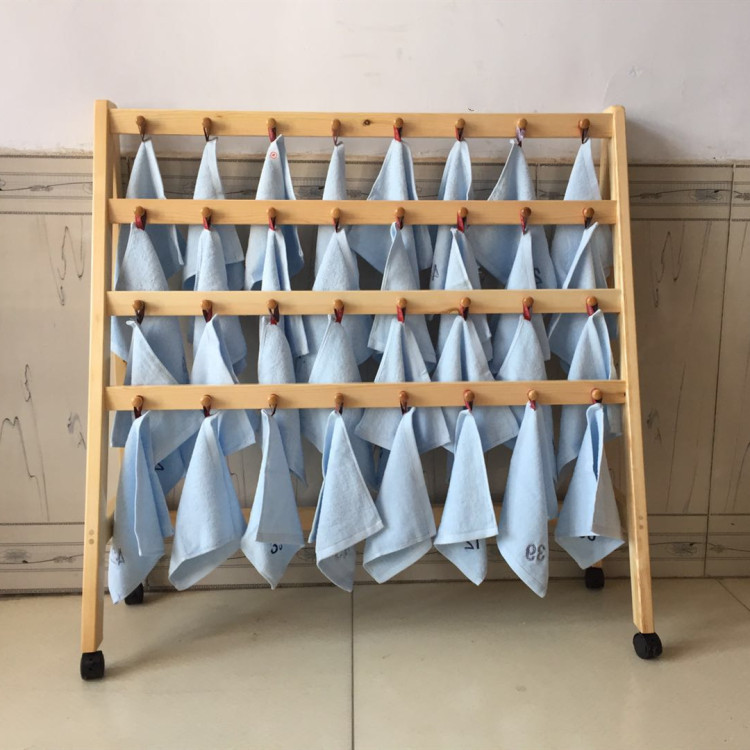 實(shí)木三腳架毛巾架可移動(dòng)帶輪木制移動(dòng)毛巾架三角形毛巾架幼兒園兒童實(shí)木毛巾架