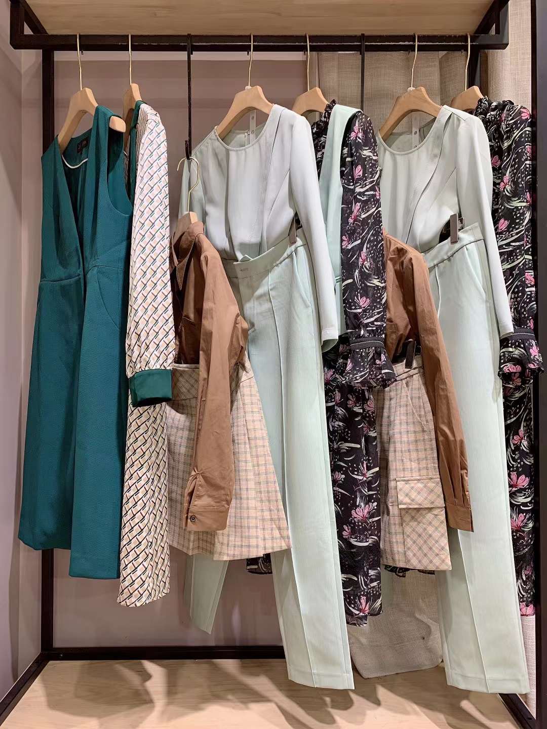 【珞娜】2022年秋深圳高 端商務(wù)女裝品牌專柜撤柜下架庫存雜款服裝尾貨批發(fā)