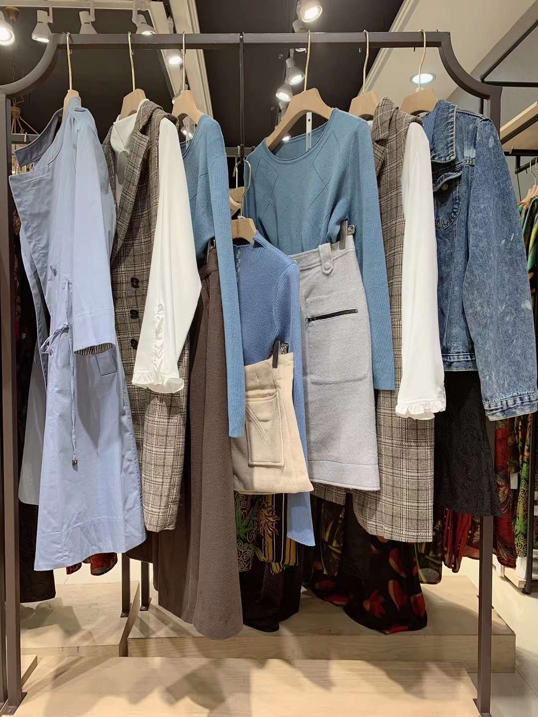 【婭莉達(dá)】2022秋哥弟阿瑪施同風(fēng)格品牌女裝實(shí)體店貨源走份批發(fā)都是剪標(biāo)的嗎