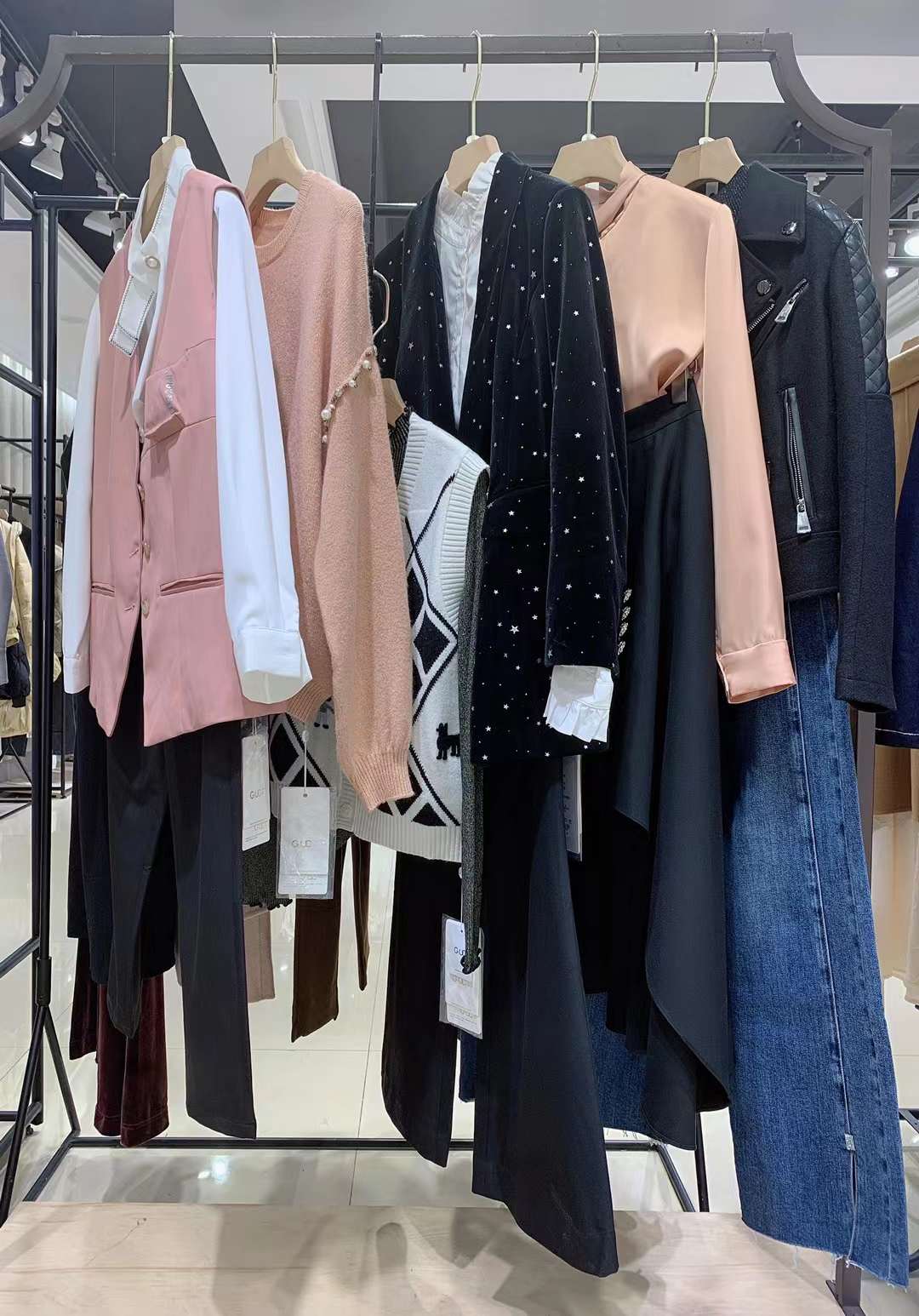 【紀(jì)優(yōu)?！?022秋冬女裝品牌折扣批發(fā)進(jìn)貨渠道 羽絨服大件超30%