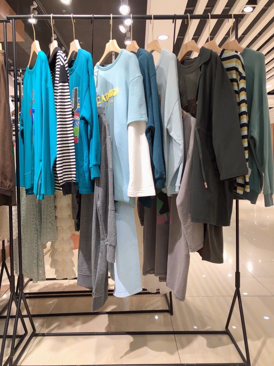 【小漁仔】2022秋休閑時尚潮牌女裝折扣直播貨源廠家走份 廠家直 供品牌女裝尾貨