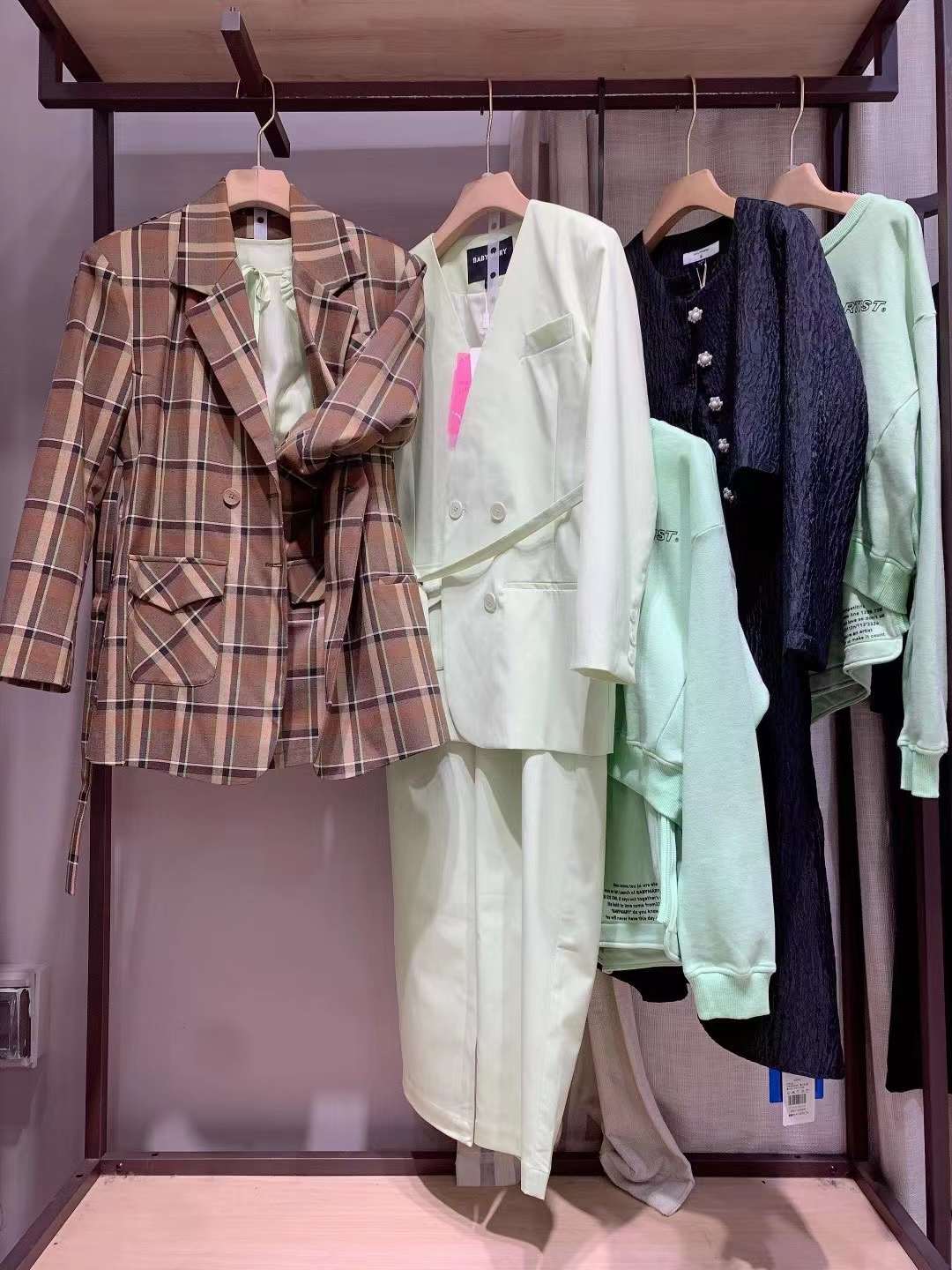 國(guó)內(nèi)知 名品牌寶貝瑪麗2022女裝折扣尾貨批發(fā)供應(yīng)商