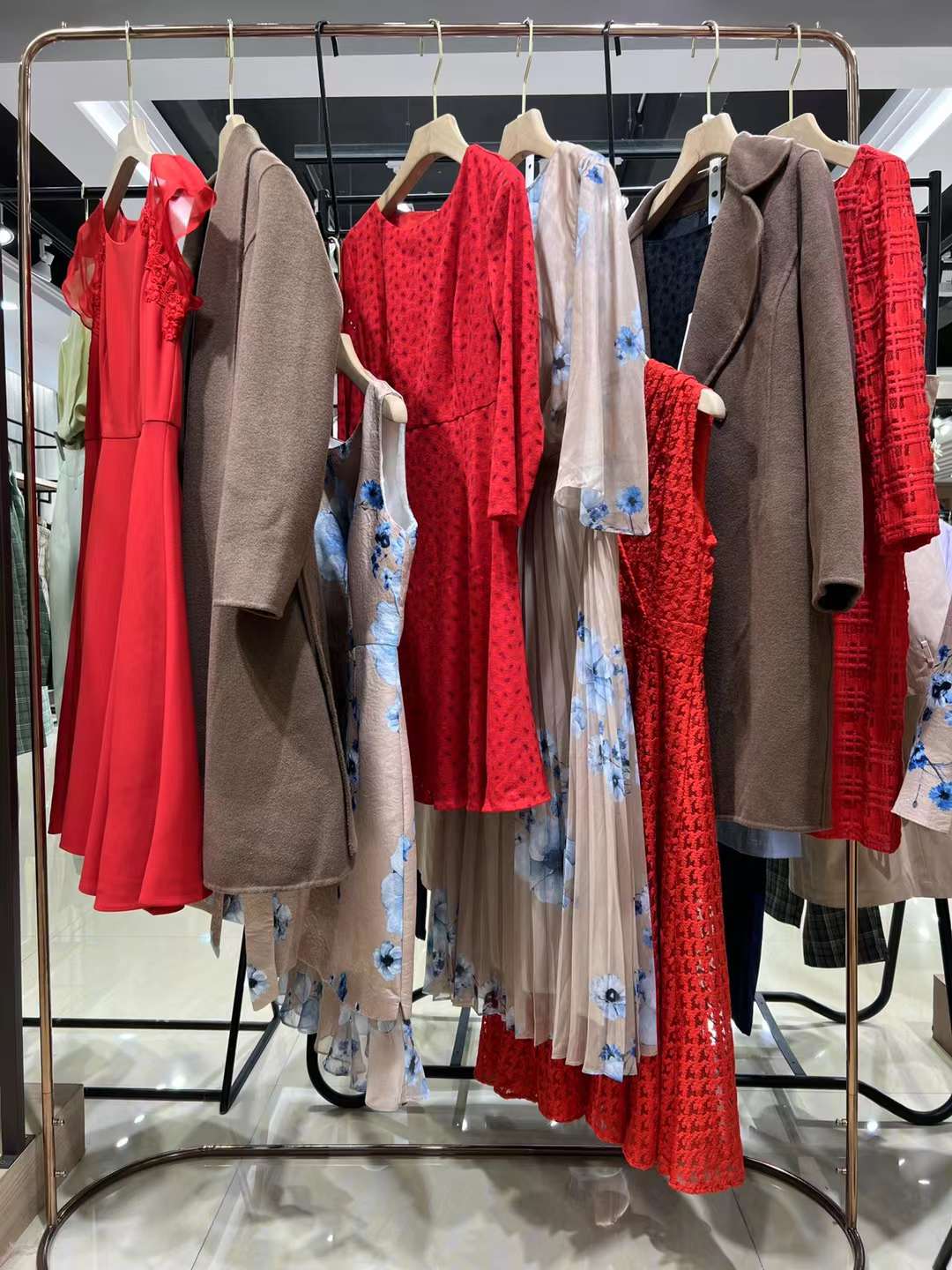 國內(nèi)一二線品牌朗黛國際2022夏品牌折扣女裝貨源庫存打包