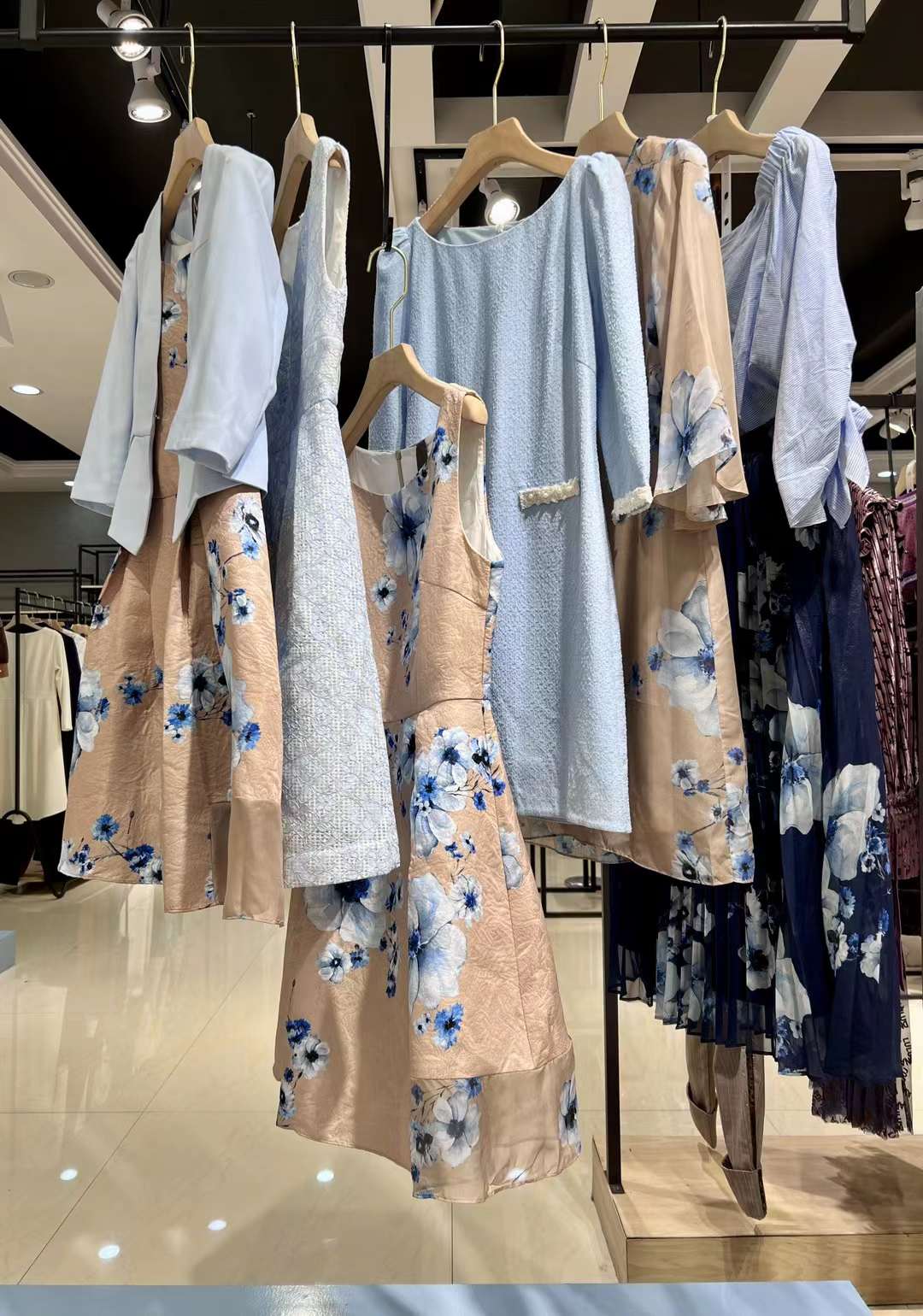 國內(nèi)一二線品牌朗黛國際2022夏品牌折扣女裝貨源庫存打包