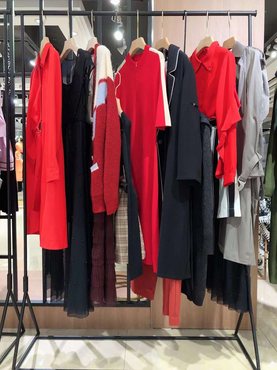 大 牌女裝郁香菲2022秋品牌折扣女裝庫存批發(fā)市場