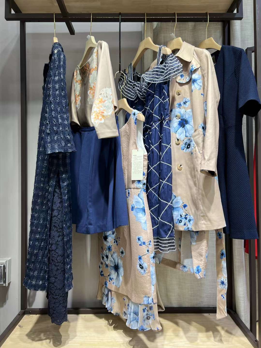 國內(nèi)高端 品牌朗黛國際2022品牌女裝折扣尾貨庫存打包走份批發(fā)