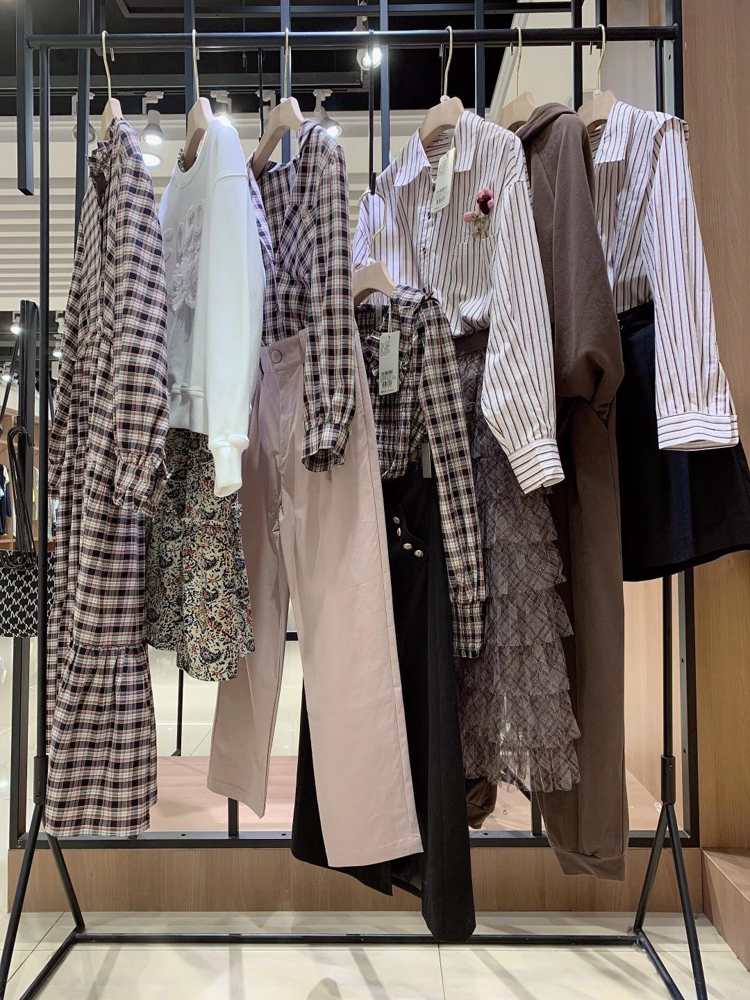 深圳知 名女裝品牌芭依璐2022夏品牌折扣女裝庫存尾貨批發(fā)