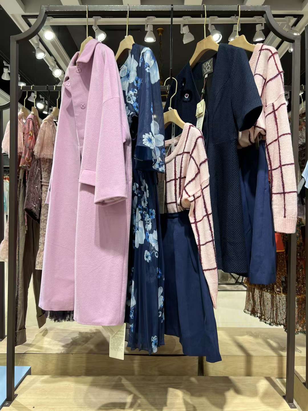 國內(nèi)高端 品牌朗黛國際2022品牌女裝折扣尾貨庫存打包走份批發(fā)