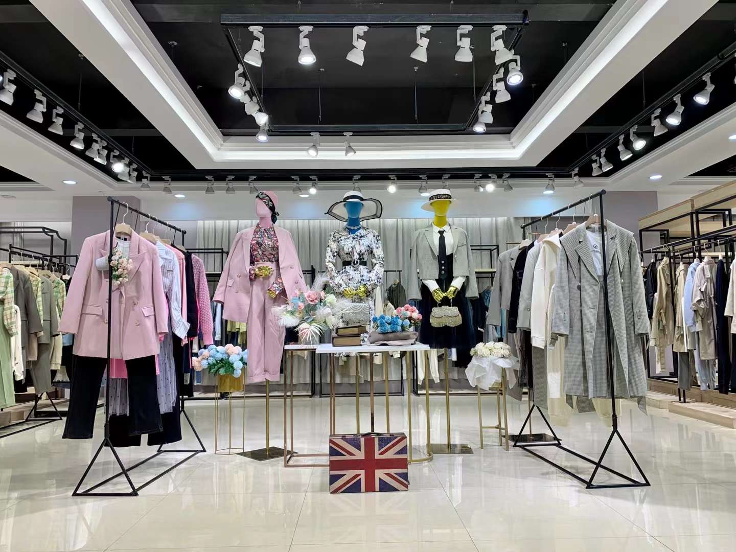 品牌藝國(guó)素際2022品牌女裝折扣店尾貨貨源批發(fā)