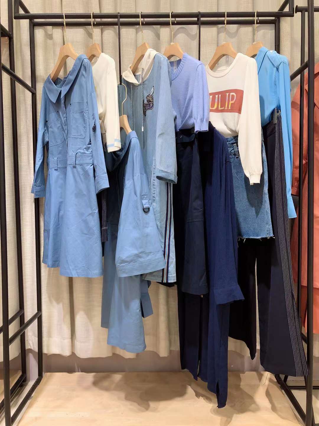 大 牌郁香菲2022一二線大 牌女裝折扣尾貨庫存批發(fā)